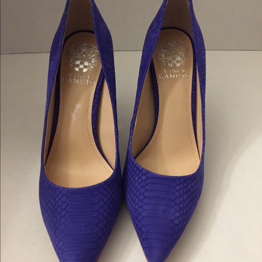 NWOB- Vince Camuto Blue Suede With Texture. Heels